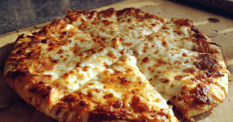 Pizza maison facile (recette rapide au four)